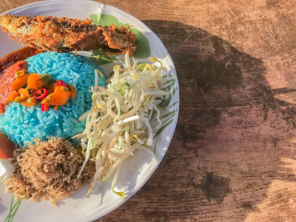 Nasi Kerabu Tradicional Malásia Comida Sobre Mesa Sua Cor Azul — Fotografia de Stock