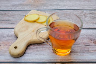 Zencefil ve çay cam bardakta Eski ahşap tahta kırsal tarzda.