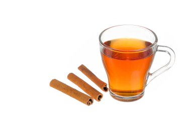 Beyaz arkaplanda çay ve tarçın