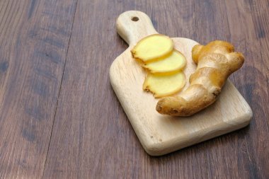 Ahşap arka planda taze zencefil