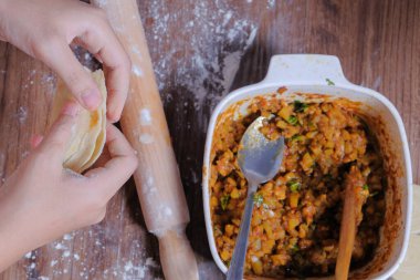 Körili börek yapan kadın..