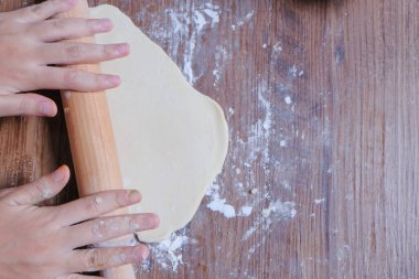 Körili börek yapan kadın..