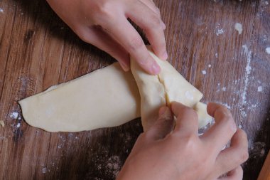 Körili börek yapan kadın..