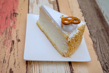 Beyaz tabakta dilimlenmiş pasta.