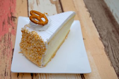 Beyaz tabakta dilimlenmiş pasta.