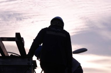 Muadzam Şah, Malezya - 9 Ocak 2020: Yüksek voltaj istasyonlarında tanımlanamayan elektrikçi çalışması.