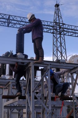 Muadzam Şah, Malezya - 9 Ocak 2020: Yüksek voltaj istasyonlarında tanımlanamayan elektrikçi çalışması.