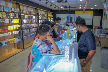 Muadzam Şah, Malezya - 4 Ocak 2020: Muadzam Şah, Malezya 'da akıllı telefon aksesuarları satan tedarikçi.