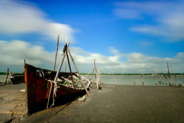 Vieux Bateau Pêche Bois Échoué Sur Plage Par Une Journée — Photo