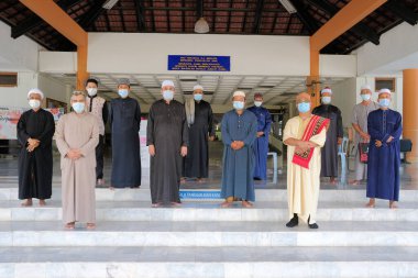 Muadzam Şah, Malezya - 12 Haziran 2020: Müslümanlar Covid-19 'u durdurmak amacıyla bir ay süren Muadzam Şah Camii' nde Cuma namazı kıldılar. Sosyal Mesafe Kılavuzlarını Korumak.