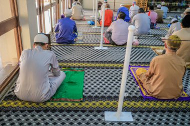 Muadzam Şah, Malezya - 12 Haziran 2020: Müslümanlar Covid-19 'u durdurmak amacıyla bir ay süren Muadzam Şah Camii' nde Cuma namazı kıldılar. Sosyal Mesafe Kılavuzlarını Korumak.