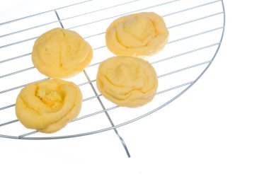 Kremalı kek, beyaz arka planda izole edilmiş.