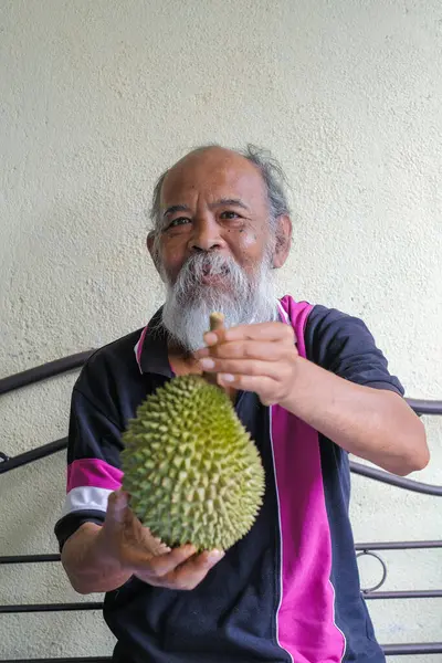 Muadzam Şah-Malezya - 19 Haziran 2020: Yaşlı adam Durian 'ın meyve kralını satılığa hazır tutuyor