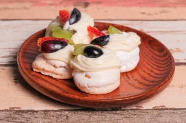 Krem şantili ve taze meyveli mini pavlovalar