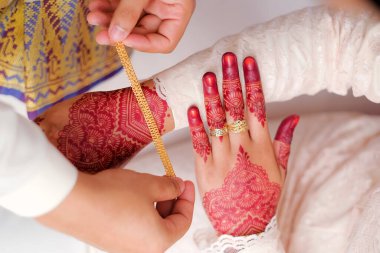 Damat, resmi tören sırasında geline bileziği taktı. Aile ve mutluluk kavramı
