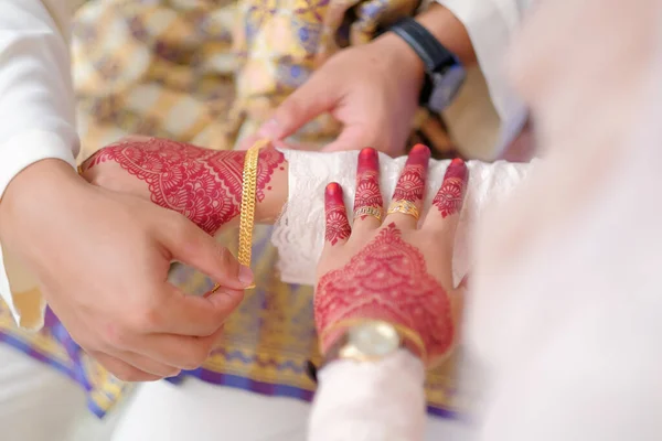 Der Bräutigam Legte Der Braut Während Der Zeremonie Das Hochzeitsarmband — Stockfoto
