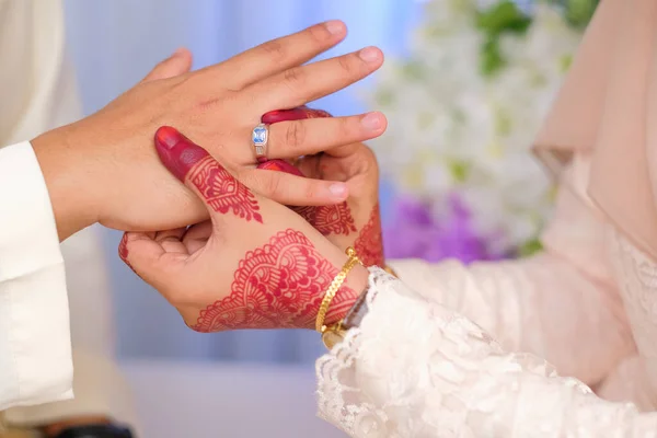 Maleis Bruidspaar Zet Een Ring Bij Hand Plechtige Ceremonie Gelukkig — Stockfoto