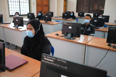Muadzam Şah, Malezya - 29 Haziran 2020: Yeni Normal Kavram 'da sosyal uzaklık, Öğretmen, Oğlan ve Yüzü maskeli kız Sınıfta yaşıyor. Corona virüsü veya COVID-19 salgınını önle.