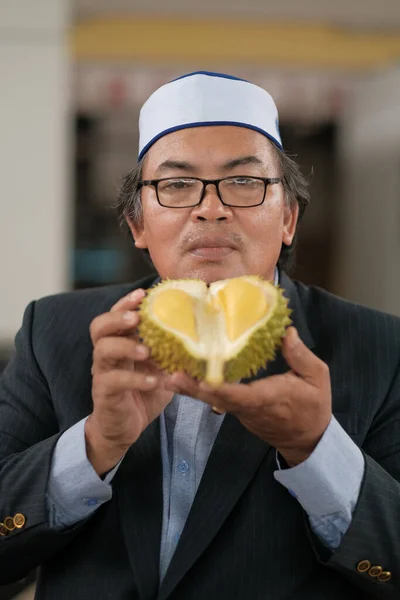 マレーシアのムアドザムシャー 2020年6月29日 幸せなアジアの男性は友人とドリアンの果物を食べるのを楽しむ — ストック写真
