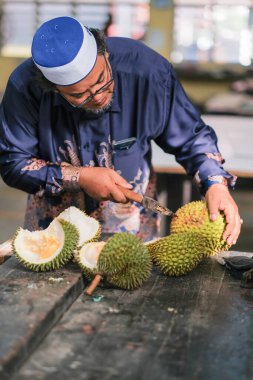 Muadzam Şah, Malezya - 25 Haziran 2020: Mutlu Asyalı erkekler arkadaşlarıyla Durian meyvesi yemekten hoşlanıyor.