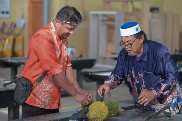 Muadzam Shah Malajsie Června 2020 Šťastní Asijští Muži Jedí Durian — Stock fotografie