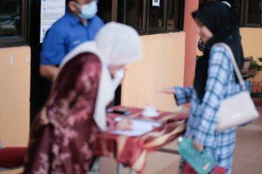 Muadzam Şah, Malezya - 29 Haziran 2020: Yeni normal, el dezenfektanı, sağlık hizmetleri ve covid-19 önleme kavramı kullanan iş adamları