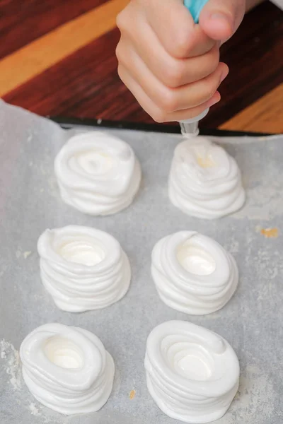 Mani Della Donna Cucina Facendo Mini Pavlovas Con Panna Montata — Foto Stock