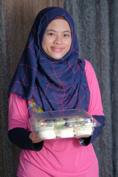 Schöne Mädchen Hijab Macht Pavlova Dessert Lebensmittelindustrie — Stockfoto