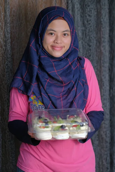 Belle Fille Portant Hijab Faire Pavlova Dessert Industrie Alimentaire — Photo