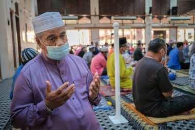 Muadzam Şah, Malezya - 3 Temmuz 2020: Müslümanlar Covid-19 salgını sırasında Muadzam Şah Camii 'nde Cuma namazı kıldılar. Sosyal Mesafe Kılavuzlarını Korumak.