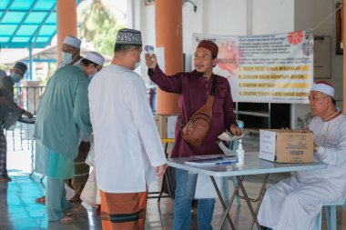 Muadzam Şah, Malezya - 3 Temmuz 2020: Müslümanlar Covid-19 salgını sırasında Muadzam Şah Camii 'nde Cuma namazı kıldılar. Sıcaklık taraması ve Sosyal Mesafe Kılavuzları.