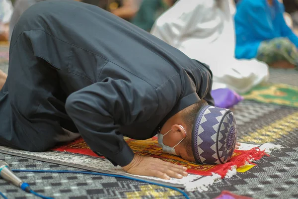 Muadzam Şah, Malezya - 3 Temmuz 2020: Müslümanlar Covid-19 salgını sırasında Muadzam Şah Camii 'nde Cuma namazı kıldılar. Sosyal Mesafe Kılavuzlarını Korumak.