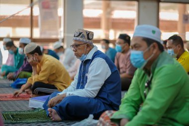 Muadzam Şah, Malezya - 3 Temmuz 2020: Müslümanlar Covid-19 salgını sırasında Muadzam Şah Camii 'nde Cuma namazı kıldılar. Sosyal Mesafe Kılavuzlarını Korumak.