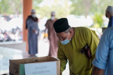 Muadzam Şah, Malezya - 3 Temmuz 2020: Müslümanlar Covid-19 salgını sırasında Muadzam Şah Camii 'nde Cuma namazı kıldılar. Sıcaklık taraması ve Sosyal Mesafe Kılavuzları.