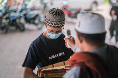 Muadzam Şah, Malezya - 3 Temmuz 2020: Müslümanlar Covid-19 salgını sırasında Muadzam Şah Camii 'nde Cuma namazı kıldılar. Sıcaklık taraması ve Sosyal Mesafe Kılavuzları.