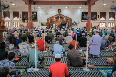 Muadzam Şah, Malezya - 3 Temmuz 2020: Müslümanlar Covid-19 salgını sırasında Muadzam Şah Camii 'nde Cuma namazı kıldılar. Sosyal Mesafe Kılavuzlarını Korumak.