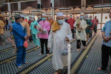 Muadzam Şah, Malezya - 3 Temmuz 2020: Müslümanlar Covid-19 salgını sırasında Muadzam Şah Camii 'nde Cuma namazı kıldılar. Sosyal Mesafe Kılavuzlarını Korumak.