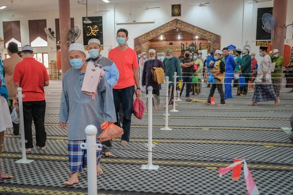 マレーシアのムアダム シャー 2020年7月3日 イスラム教徒は コヴィト19の大流行の間 ムアダム シャー モスクで金曜日の祈りを行った 社会的距離のガイドラインの維持 — ストック写真