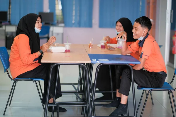 Muadzam Shah Maleisië Juni 2020 Studenten Eten Voedsel Klas Sociale — Stockfoto