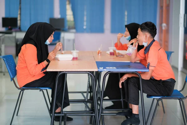 Muadzam Shah Malaysia June 2020 Student Eating Food Classroom 社会疏离 — 图库照片