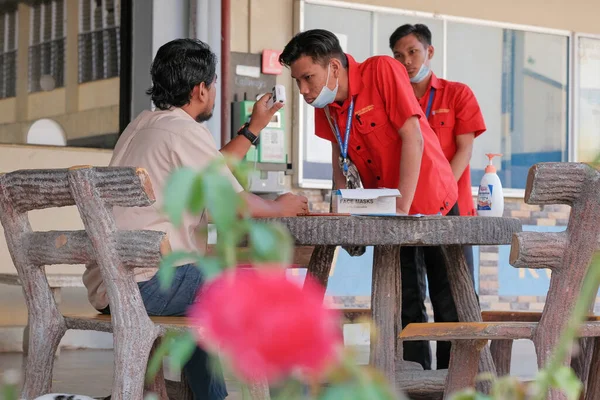 Muadzam Shah Malaysia Juni 2020 Lehrer Untersucht Schüler Mit Thermometertemperatur — Stockfoto