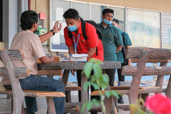 Muadzam Shah Malásia Junho 2020 Professora Usando Termômetro Estudante Triagem — Fotografia de Stock