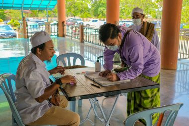 Muadzam Şah, Malezya - 12 Haziran 2020: Müslümanlar Covid-19 'u durdurmak amacıyla bir ay süren Muadzam Şah Camii' nde Cuma namazı kıldılar. Sosyal Mesafe Kılavuzlarını Korumak.