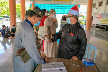 Muadzam Şah, Malezya - 12 Haziran 2020: Müslümanlar Covid-19 salgını sırasında Muadzam Şah Camii 'nde Cuma namazı kıldılar. Sıcaklık taraması ve Sosyal Mesafe Kılavuzları.