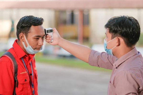 Leraar Met Behulp Van Thermometer Temperatuur Screening Student Voor Koorts — Stockfoto