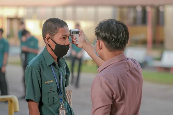 Professora Usando Termômetro Estudante Triagem Temperatura Para Febre Contra Propagação — Fotografia de Stock