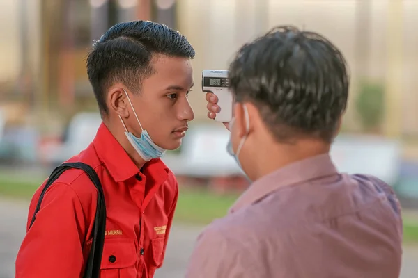 Guru Menggunakan Thermometer Suhu Skrining Siswa Untuk Demam Terhadap Penyebaran — Stok Foto