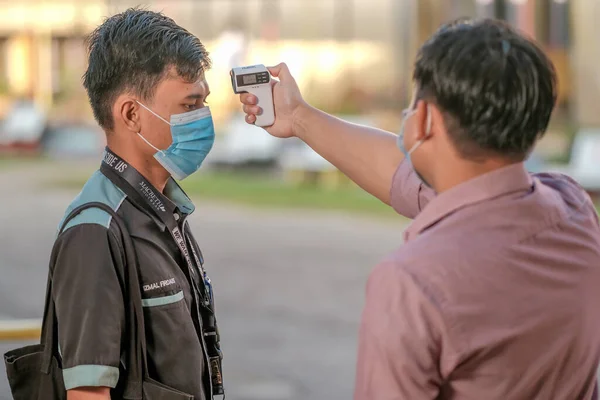 Professora Usando Termômetro Estudante Triagem Temperatura Para Febre Contra Propagação — Fotografia de Stock