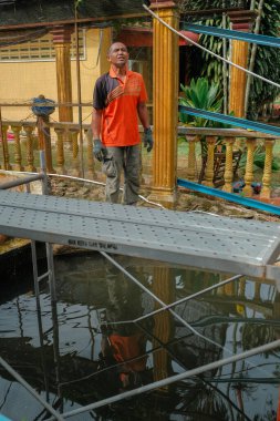 Muadzam Şah, Malezya - 7 Temmuz 2020: Çatı iskelesine başlamadan önce iskele montajı