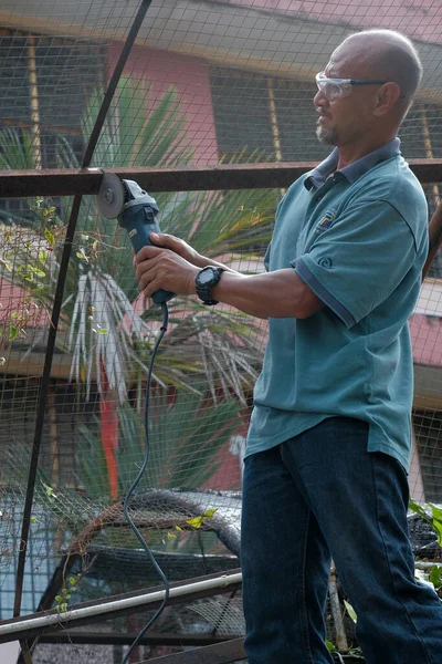 Муадзам Шах Малайзия Июля 2020 Года Работник Использующий Шлифовальный Станок — стоковое фото